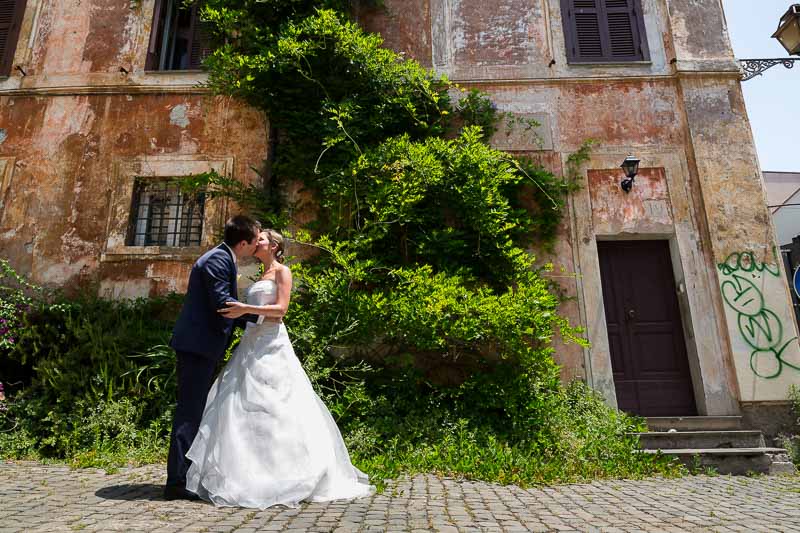 Kissing in a square