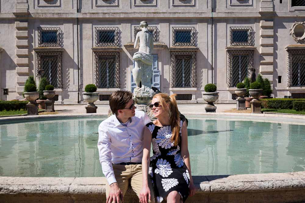 Portrait picture of a couple during an e-session at the Villa Borghese gardens