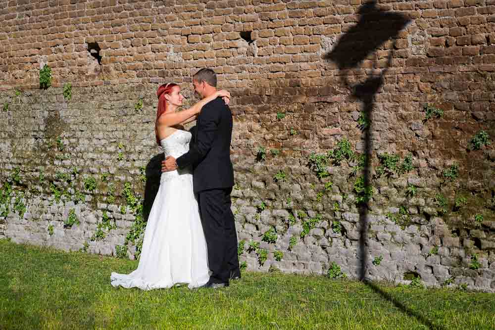 Portrait picture by the Aventine wall with post light shadow