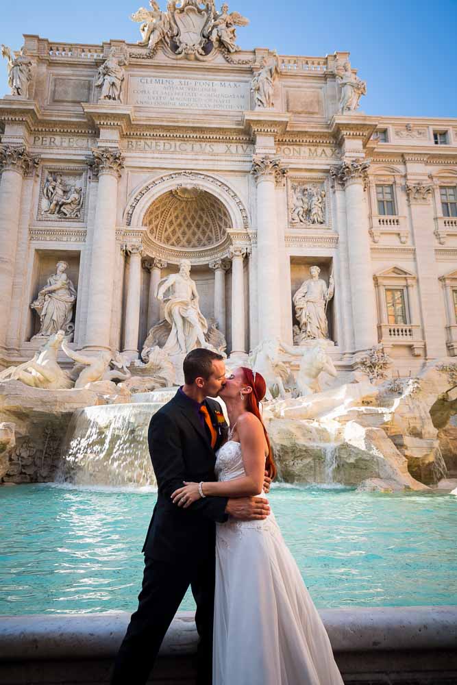 Kissing at the Trevi fountain. Romantic wedding photo shoot