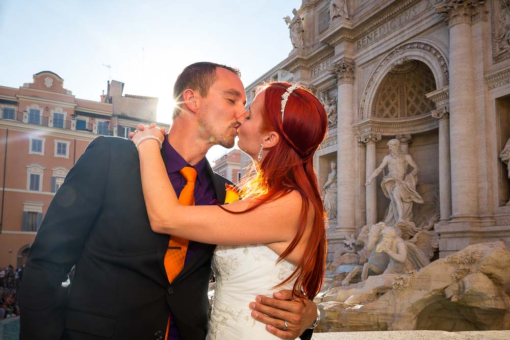 Romance at Fontana di Trevi in Roma. Kissing in front of the statues