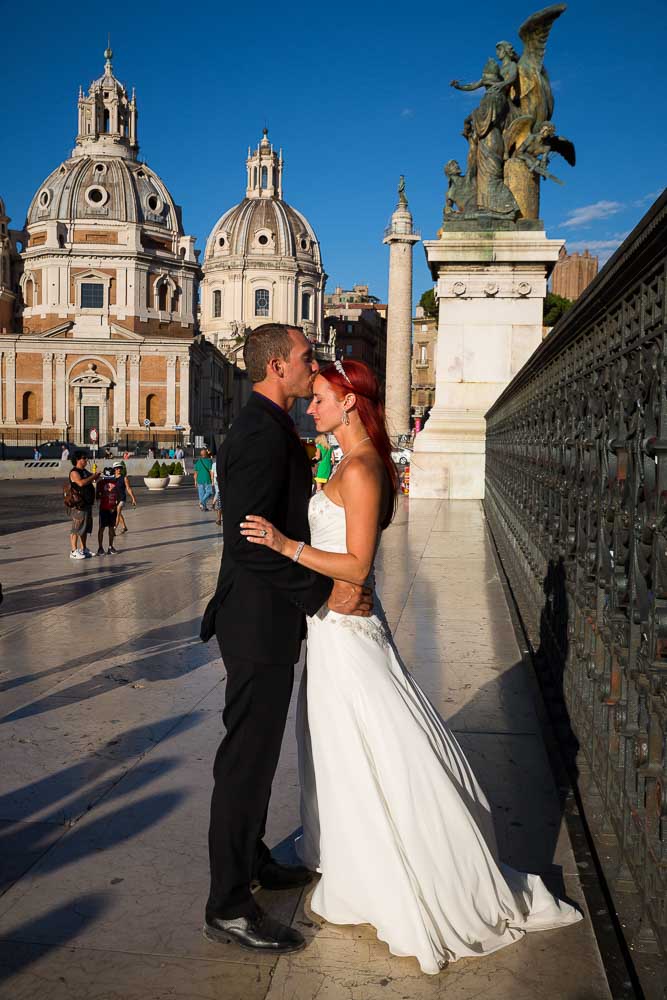 Side view couple photographed at the Vittoriano monument