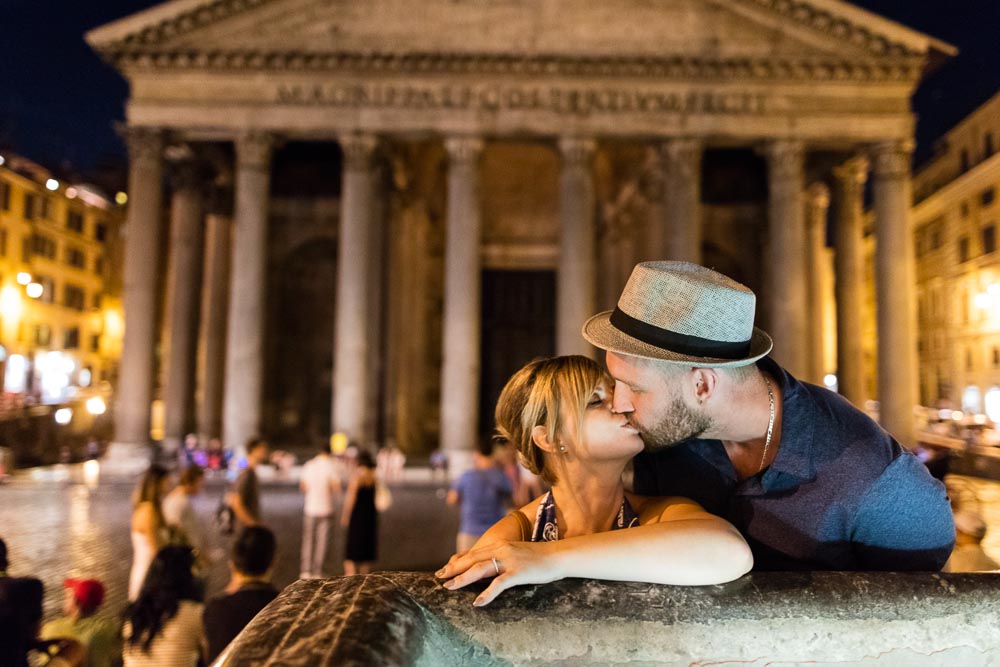 Kissing by the roman pantheon