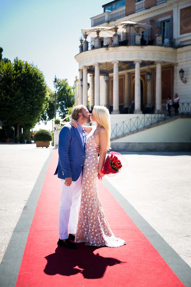 Kissing on the red carpet