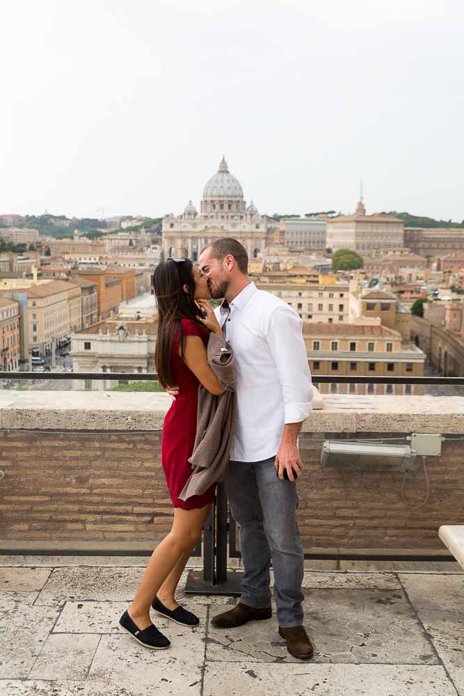 Kissing over the roman rooftops