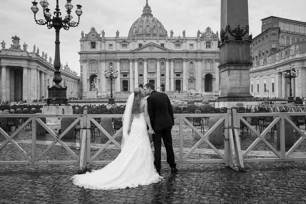 Groom and bride posing in the Vatican square