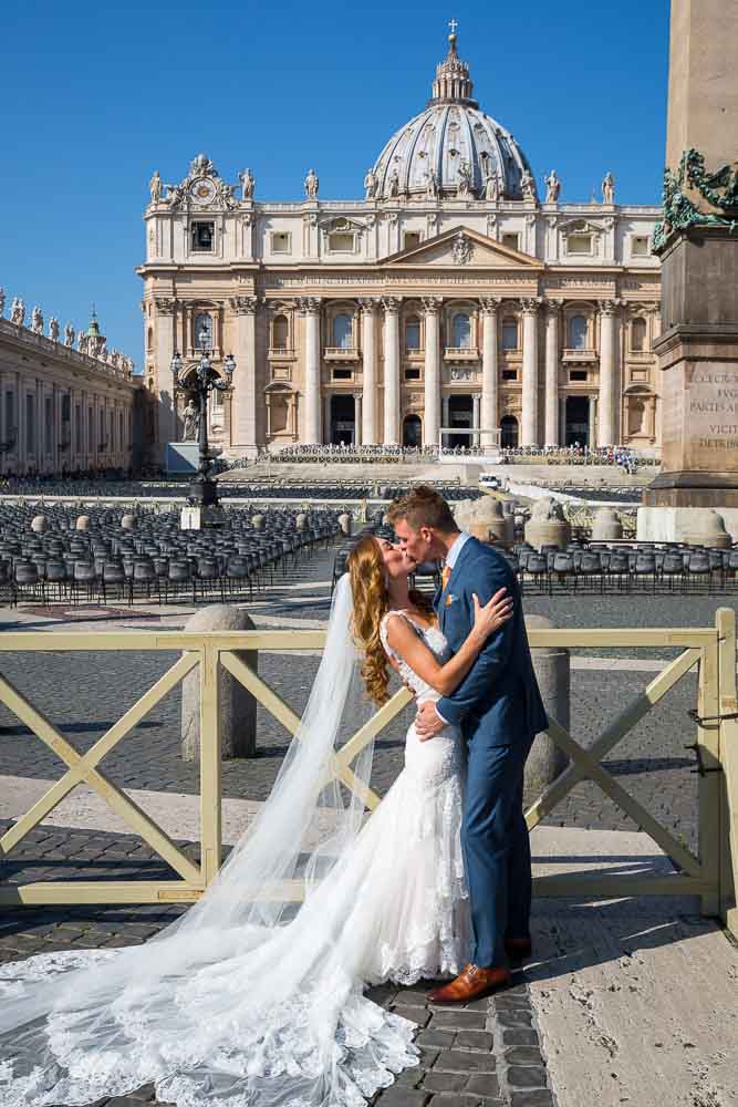 Sposi novelli wedding photography. Saint Peter's square. Vatican. Rome, Italy.