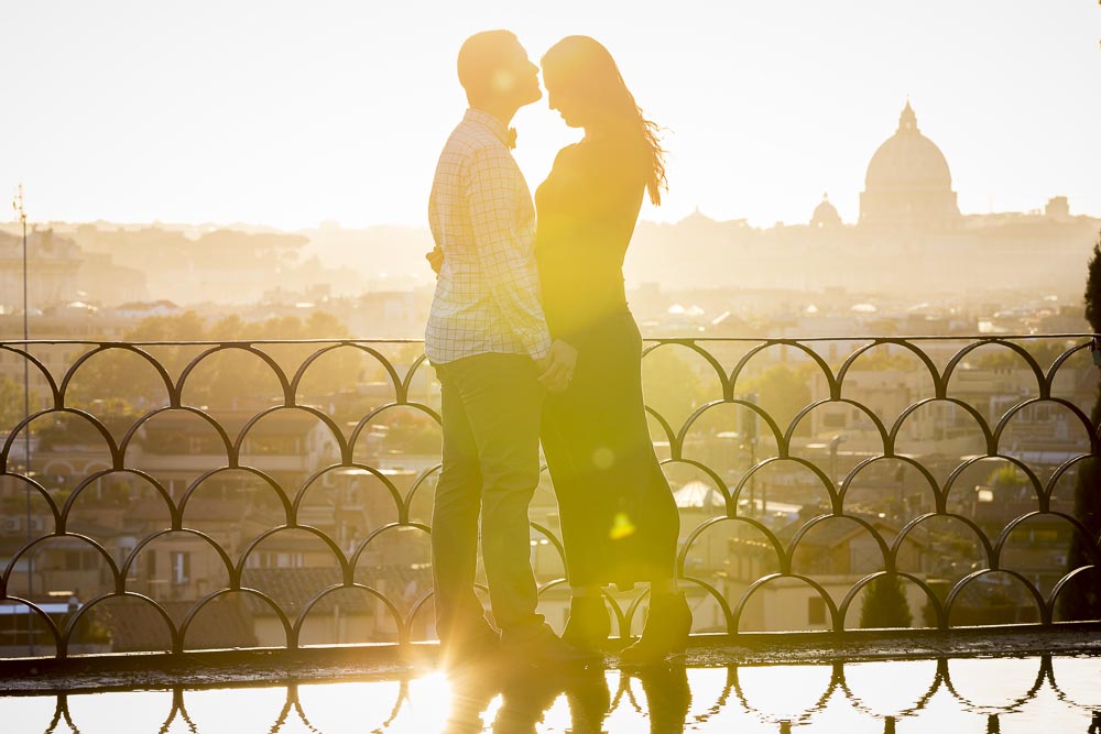 The golden hour e-session overlooking the roman rooftops
