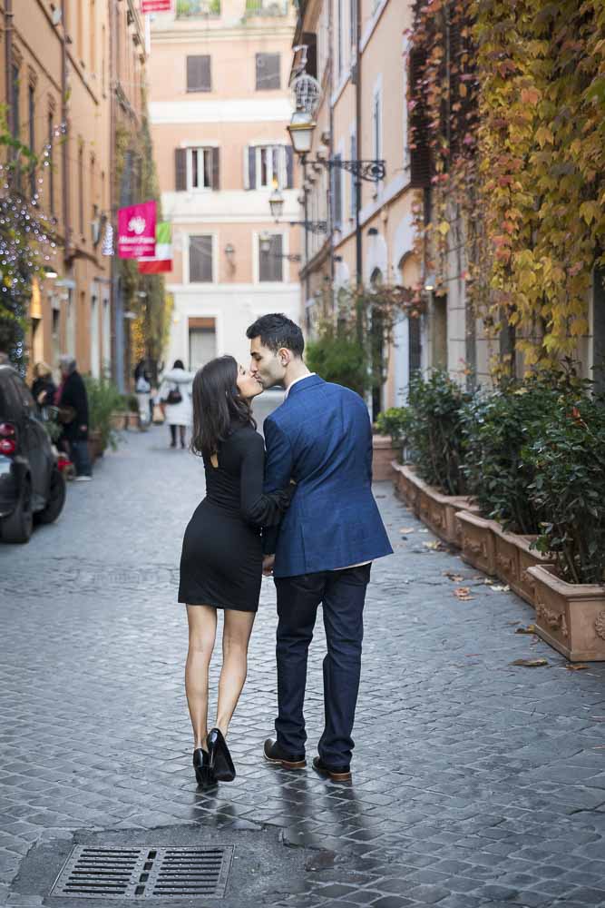 In love in Rome. Engagement photo session in Rome Italy. By Andrea Matone photography studio.