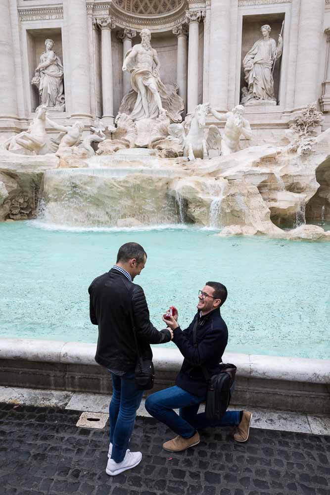 Knee down wedding marriage proposal at Rome' Fontana di Trevi