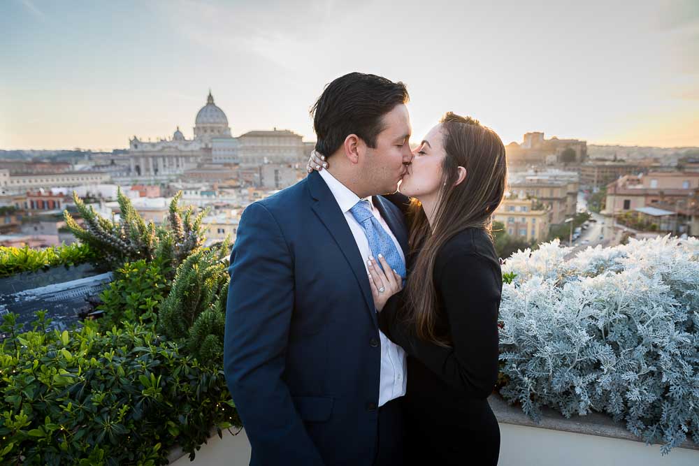 Kissing looking the Rome cityscape