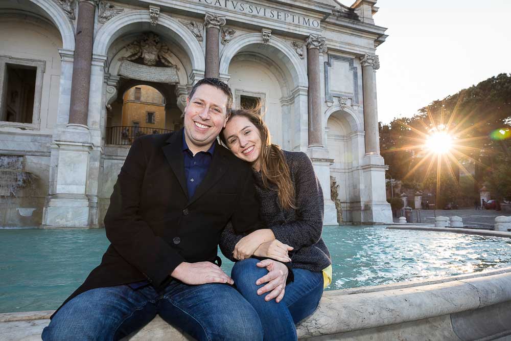 Couple portrait at the Gianicolo water fountain. Fontanone.