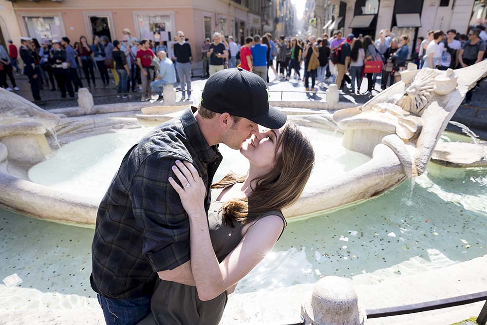 Kissing in Rome by the Barcaccia water fountain