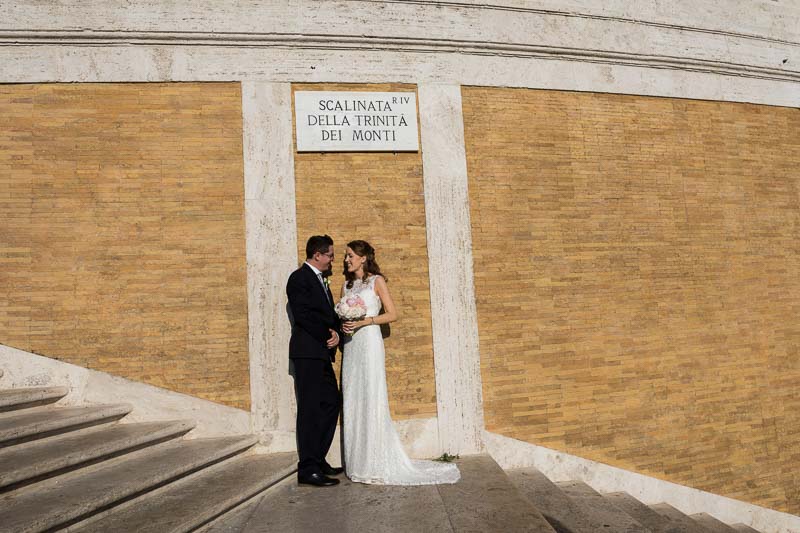 Wedding couple portrait picture on the Spanish steps in Rome