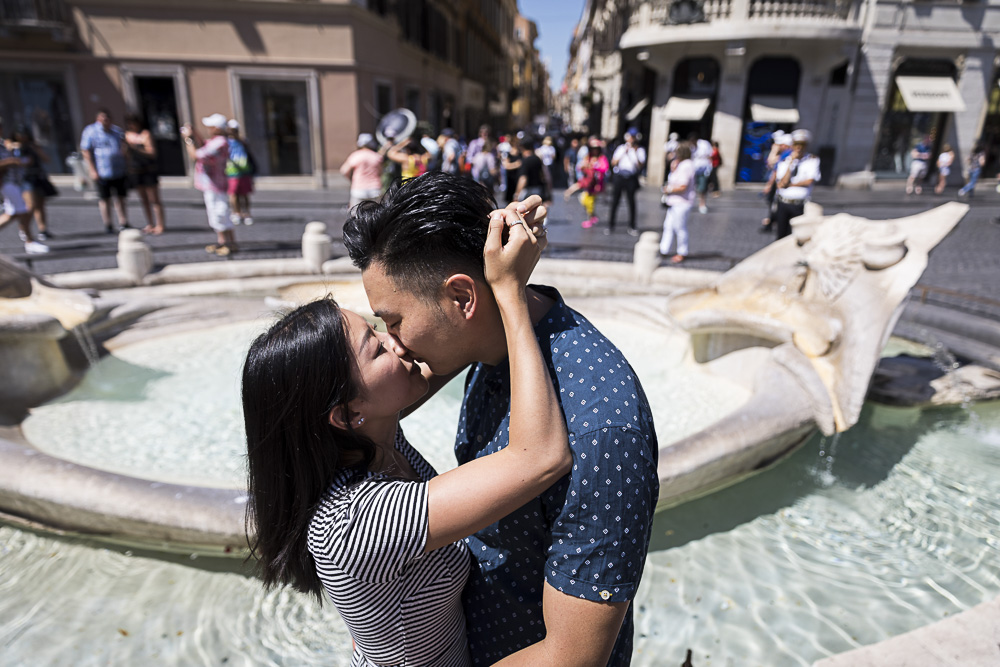 Kissing by the Barcaccia water fountain