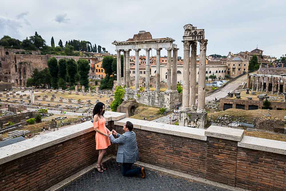 Asking for marriage in front of the ancient roman forum