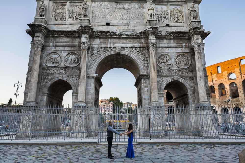 Just Engaged in Rome photo shooting before the Constantine arch