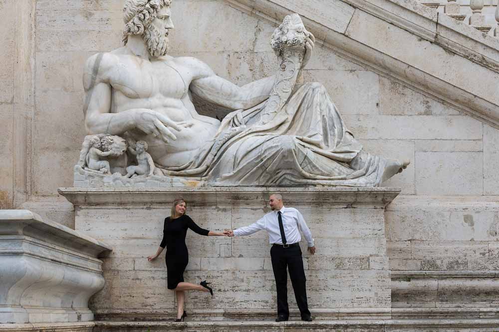 Couple photo session under a large white marble roman statue