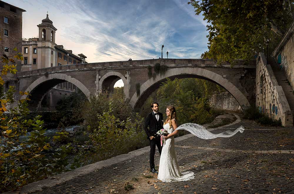 Wedding couple photography by the Tiber river in Rome at night on the Tiber island