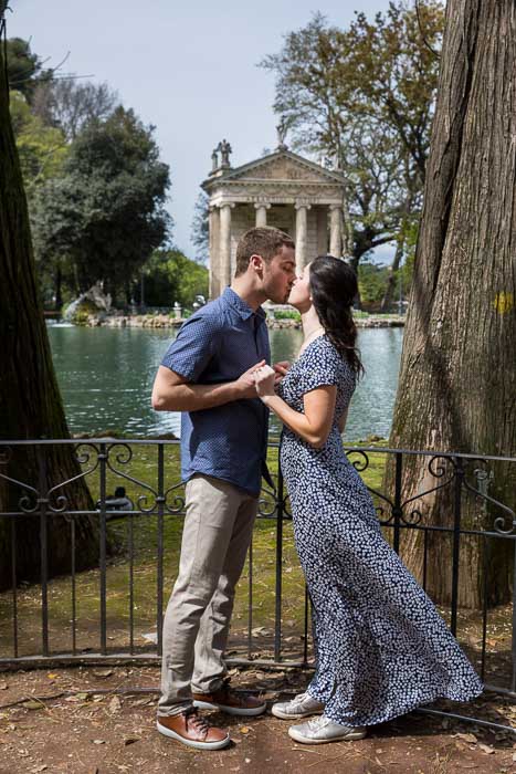 Kissing at the Villa Borghese park in Rome Italy. Image by the Andrea Matone photography studio