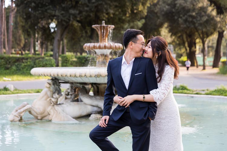 Kissing in Rome a the four horses fountain