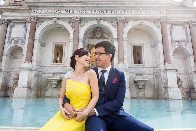 Rome Honeymoon. Newlywed photography at the Barcaccia water fountain