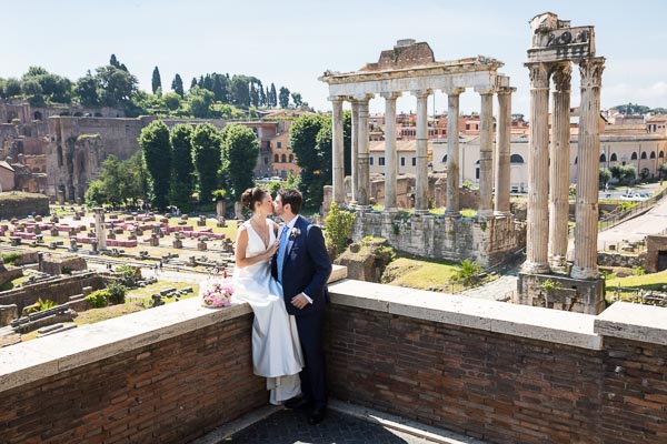 Kissing before the ancient temples contained in the roman forum