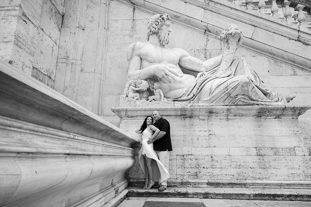Couple photo shoot under an ancient roman statue. Black and White photography