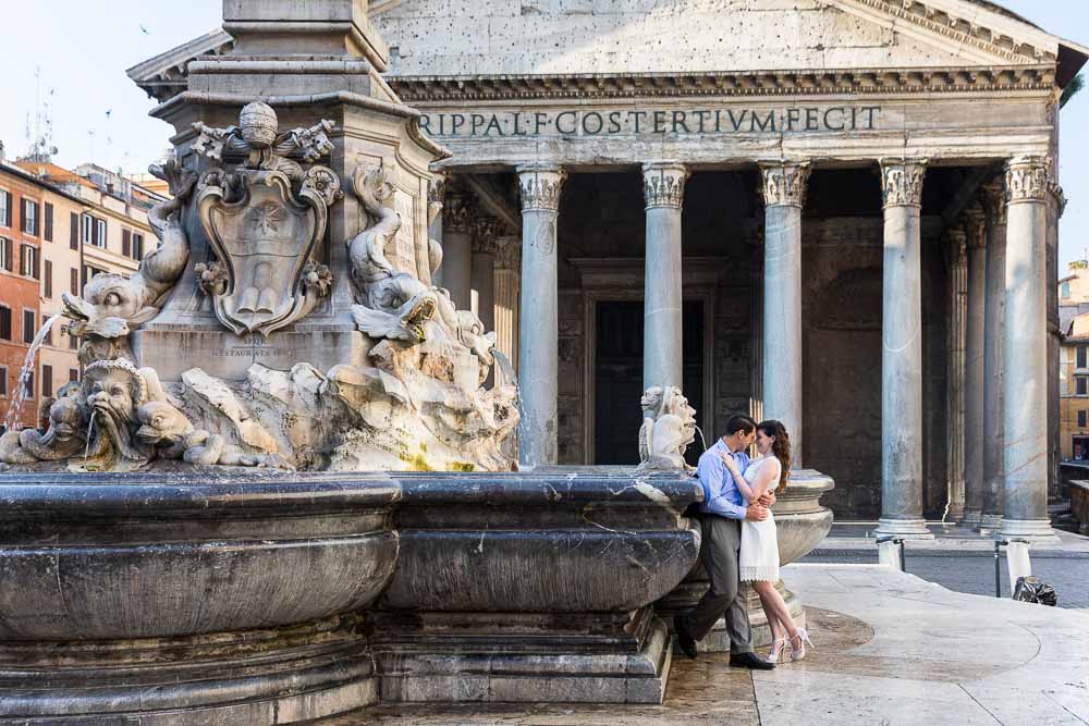 Portrait picture of a couple at the Roman Pantheon during a photo shoot