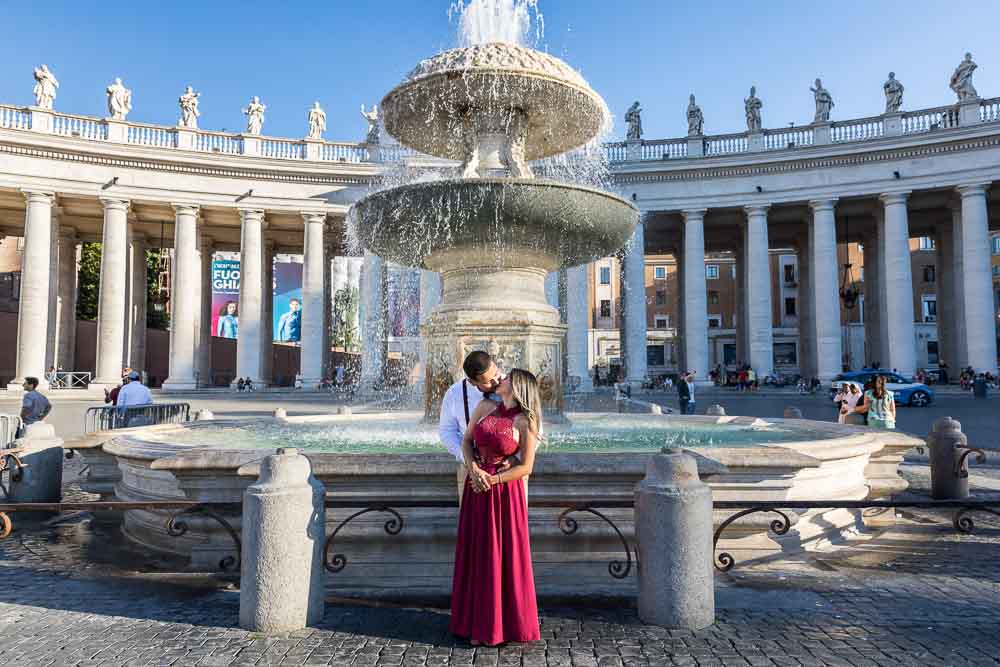 Couple photographed in the main square of Saint Peter's square in the Vatican. Piazza San Pietro photo session