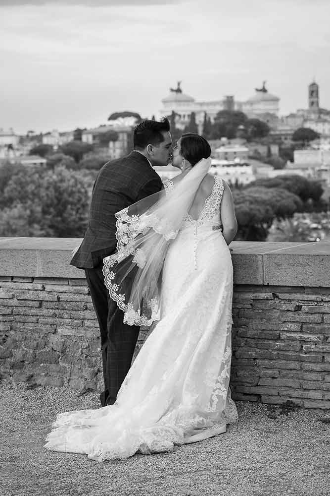 Newlyweds just married in Rome kissing at Parco del Pincio