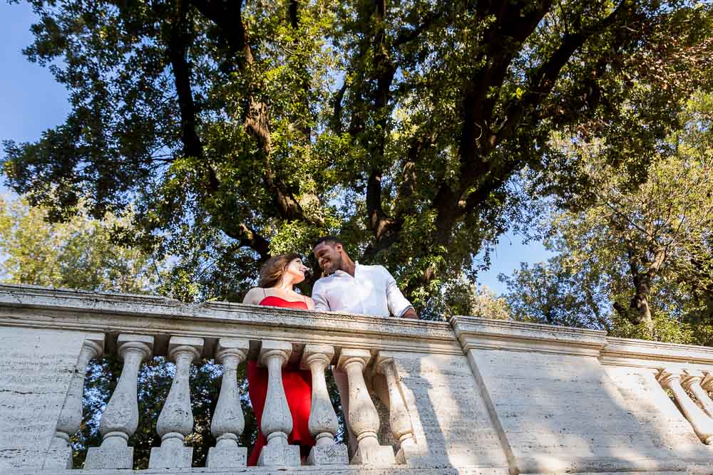 Photo shooting under green trees while looking at the scenery