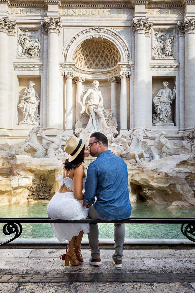 Coupe kissing during a photographer session at the Trevi fountain. Image by the Andrea Matone photography studio in Rome Italy