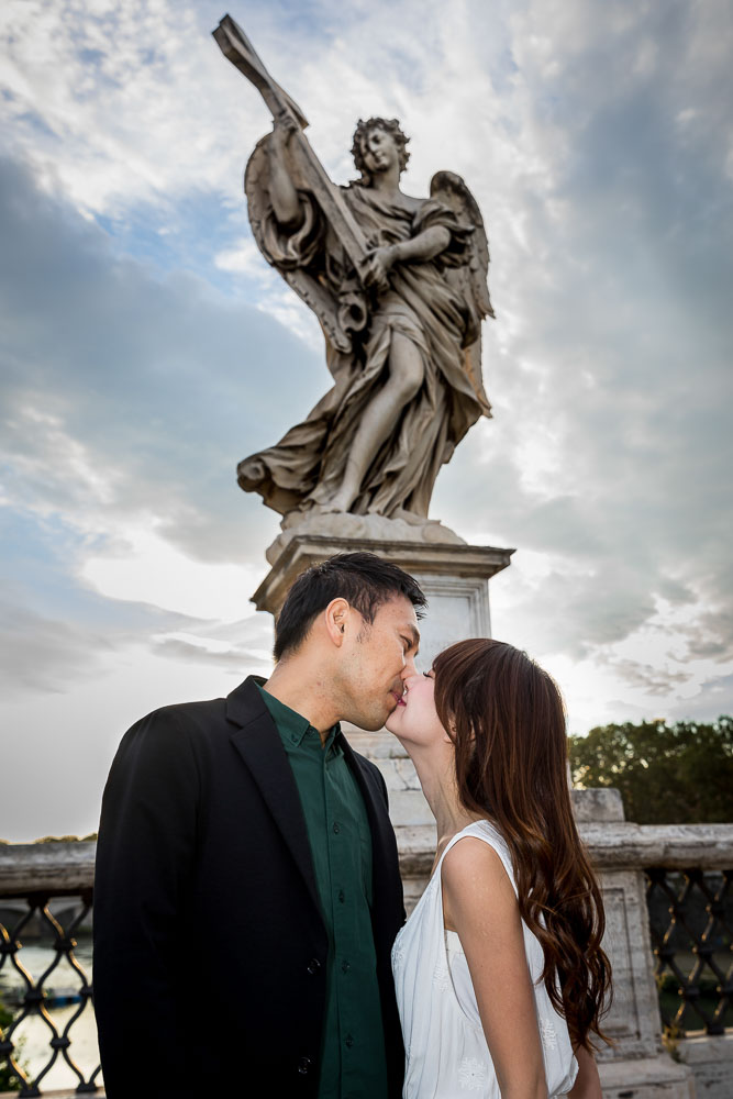 Kissing underneath a statue on the St Angel's bridge