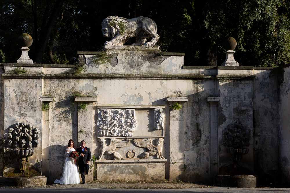 Posing underneath a large marble roman monumental structure i