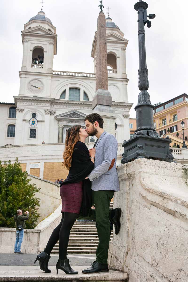 Kissing on Scalinata Trinita dei Monti