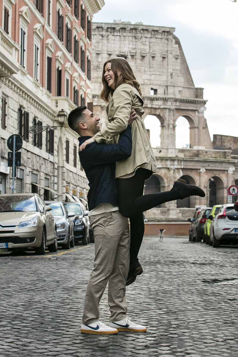 In love in Rome. Photoshoot walking the alleyways streets