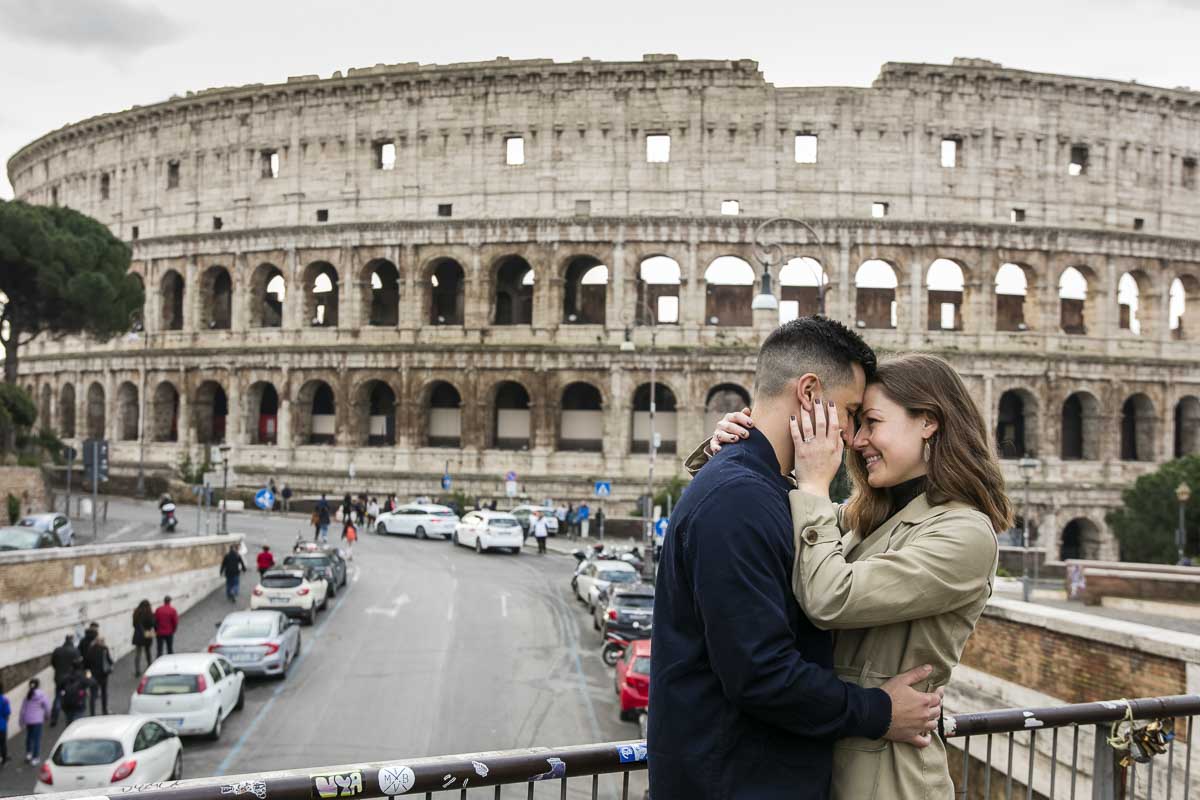 Romantic photo session before the roman colosseum