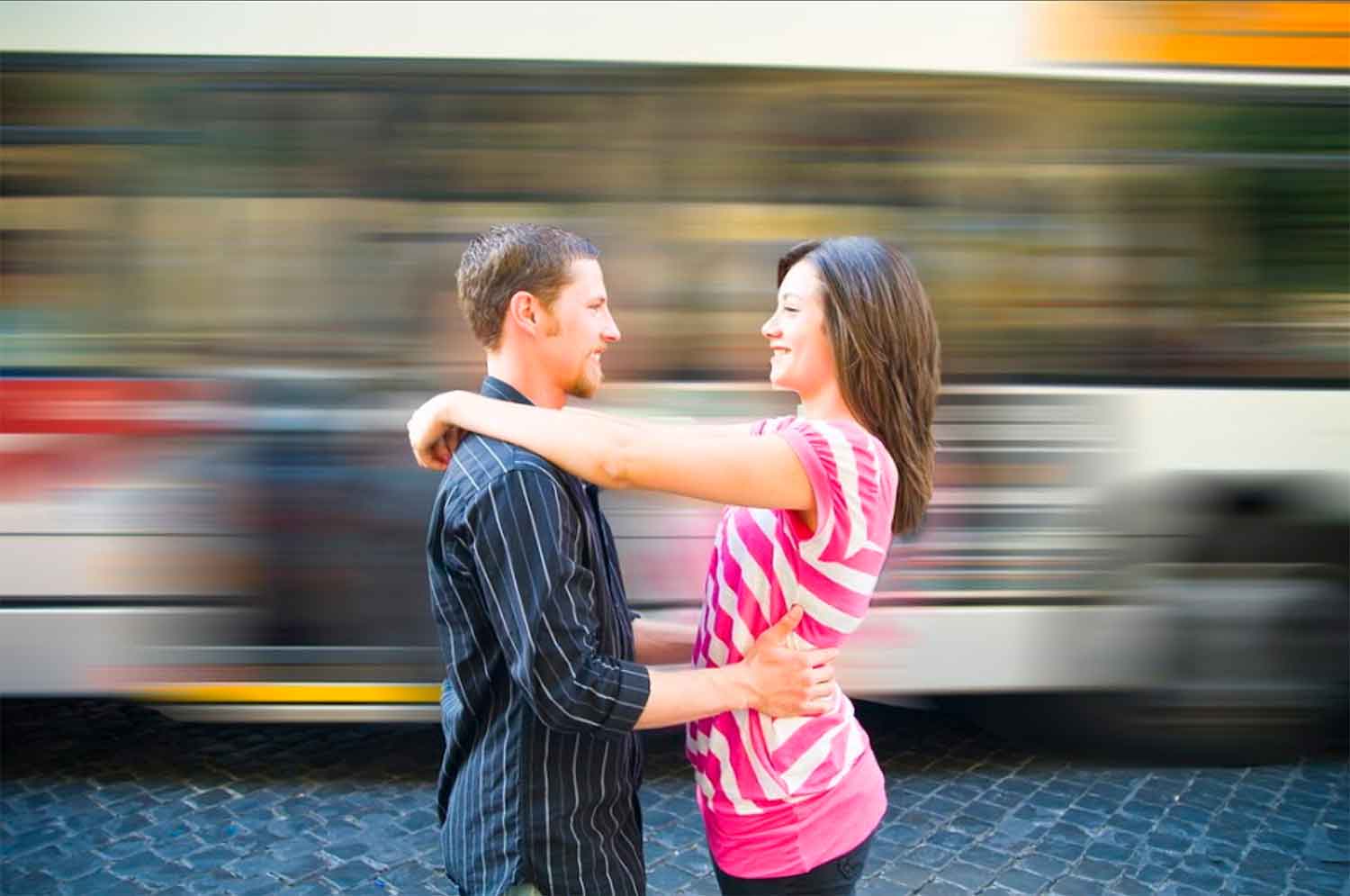 couple photo session in front of passing bus