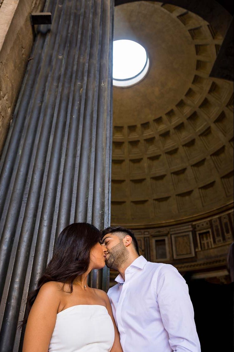 Kissing underneath the hole of the roof of the Roman Pantheon