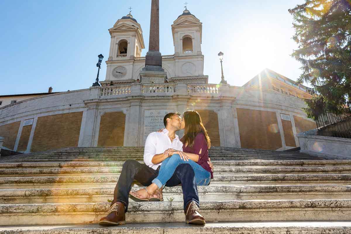 Couple photo session sitting down on the spanish steps