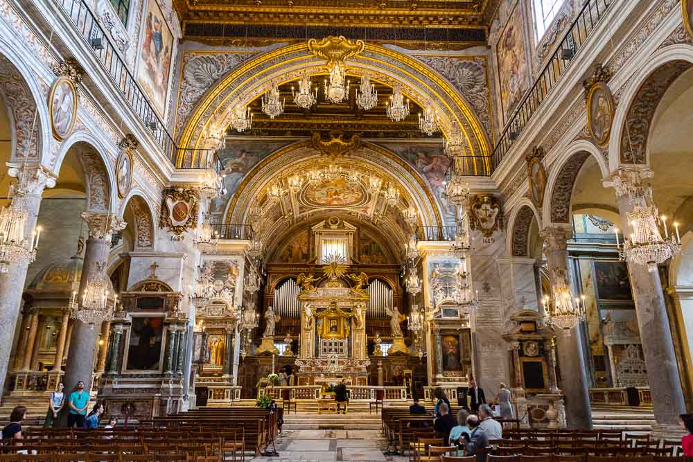 Rome's Church Santa Maria in Aracoeli indoor view arcade