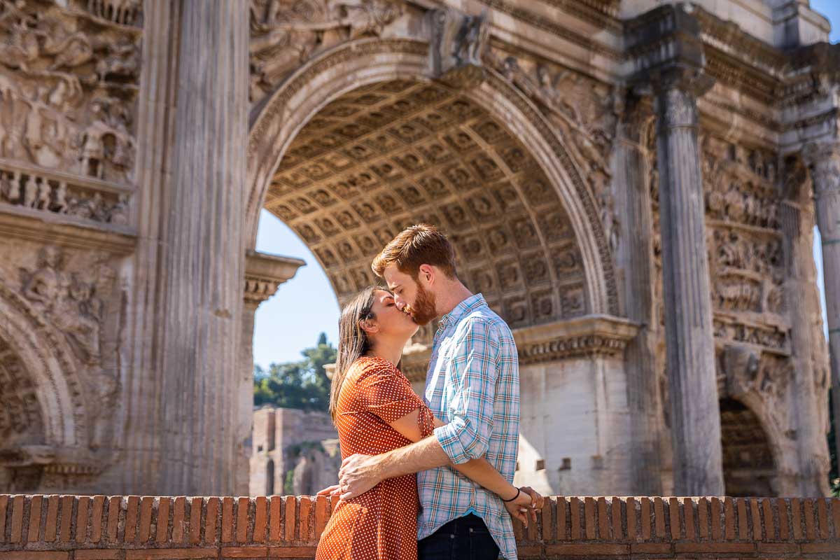 Couple kissing underneath Arch of Septimius Severus