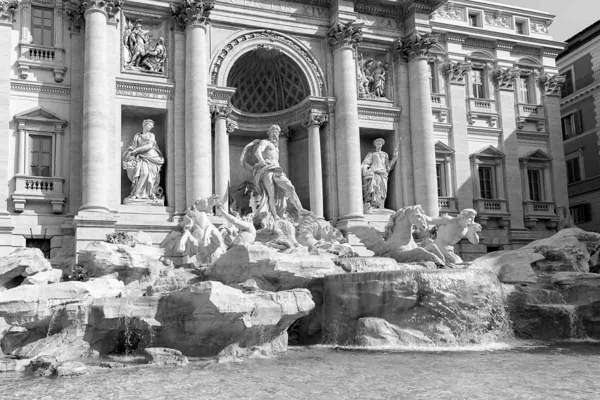 Fontana di Trevi in black and white