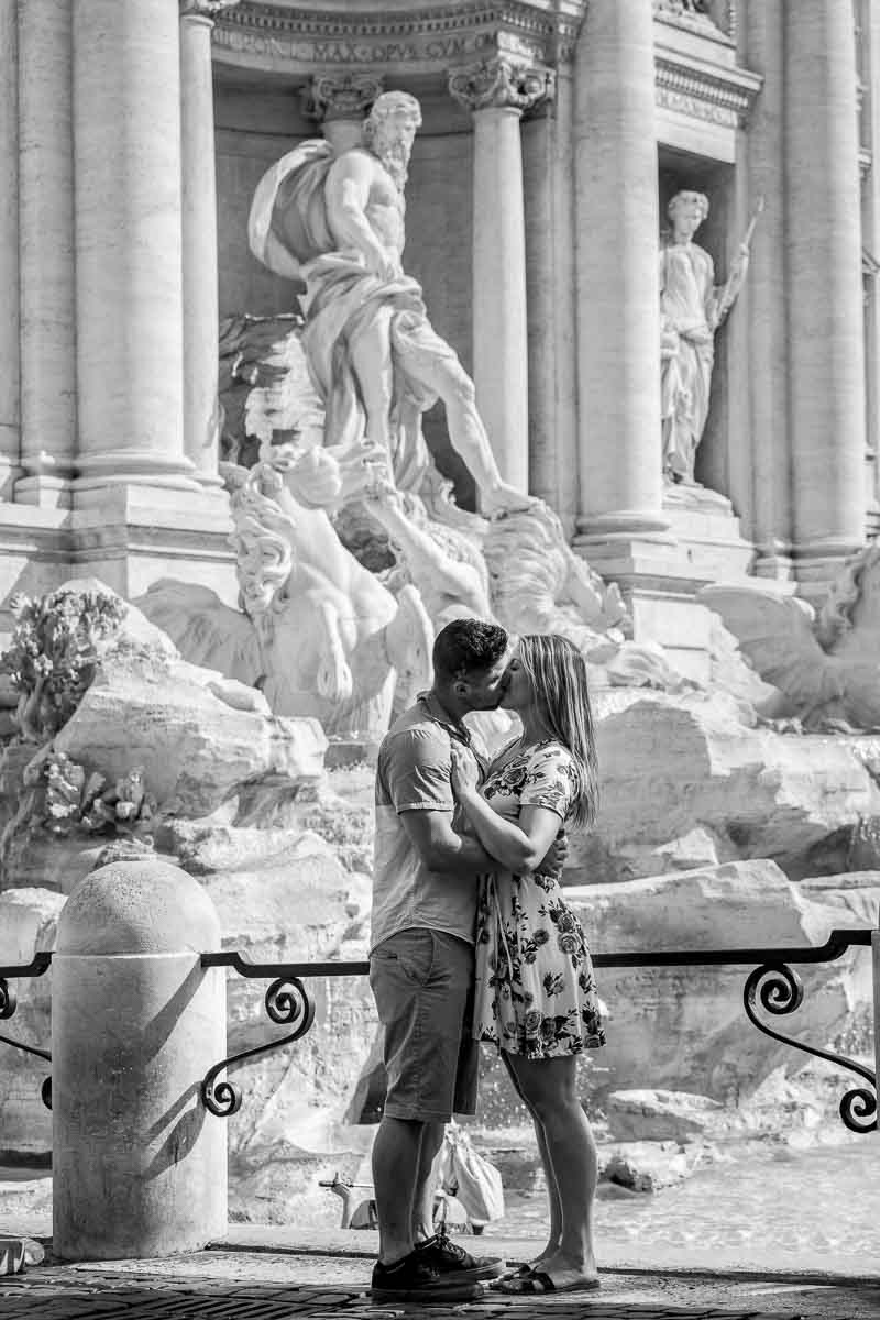 Black and white version of the fountain with a couple kissing