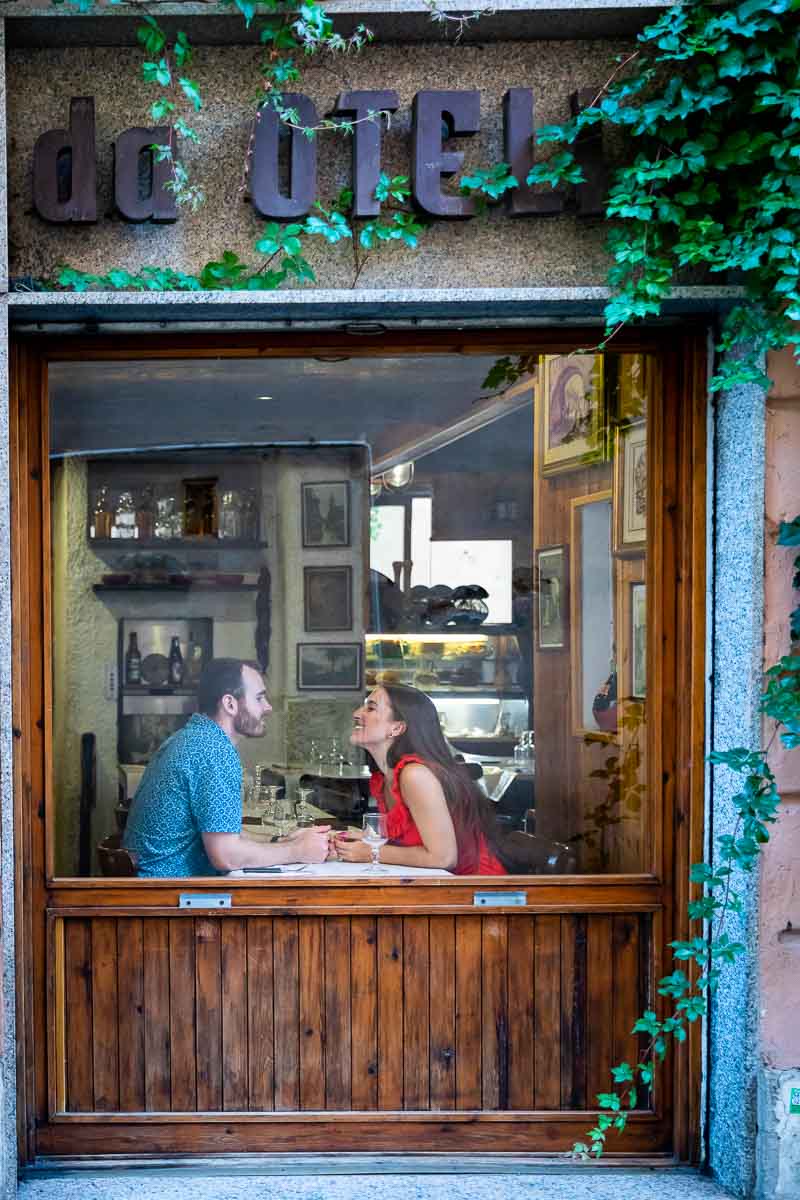 Love story photo session viewed from the outside of a roman restaurant in the center of Rome