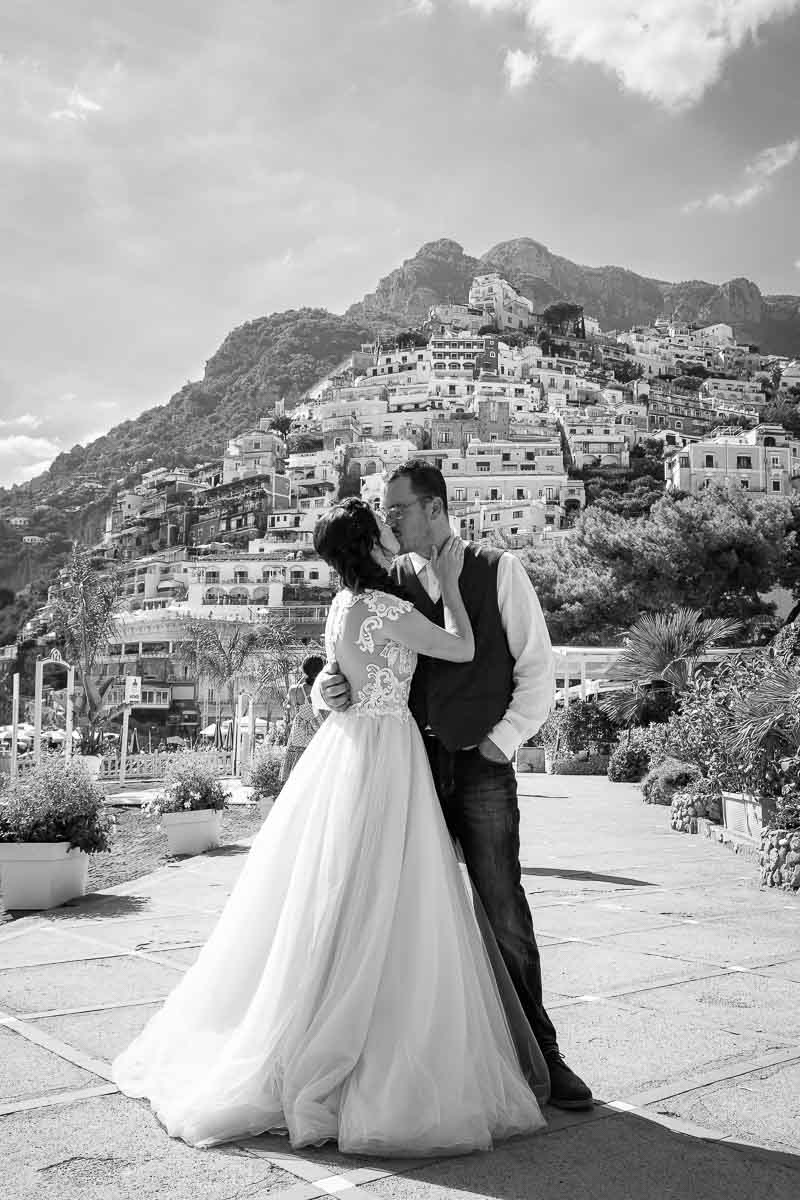 Black and white couple wedding photo on the Italian Amalfi riviera