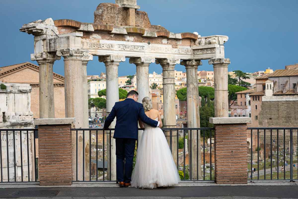 Portrait picture while the couple admires the roman forum