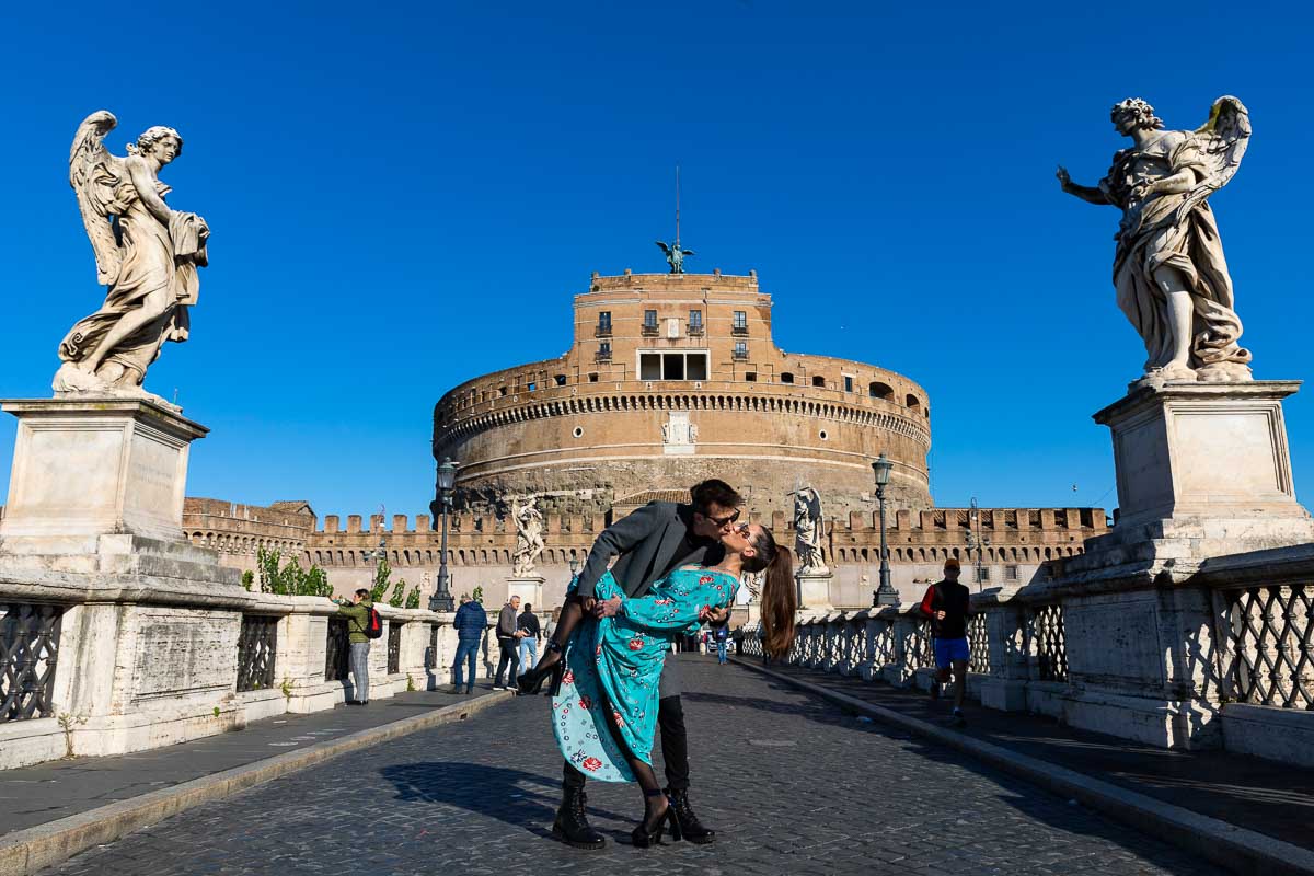 Kissing in front of Castel Sant'Angelo bridge