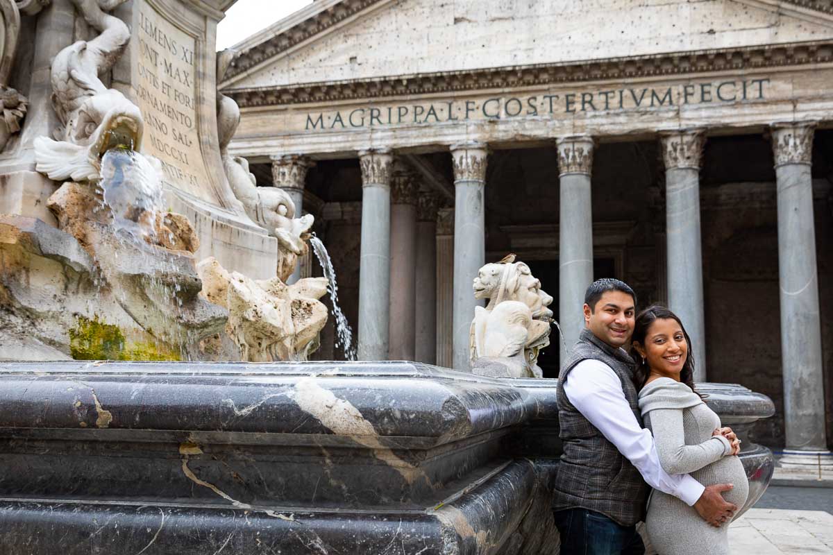 Maternity couple photoshoot in Rome taking pictures at the Pantheon 